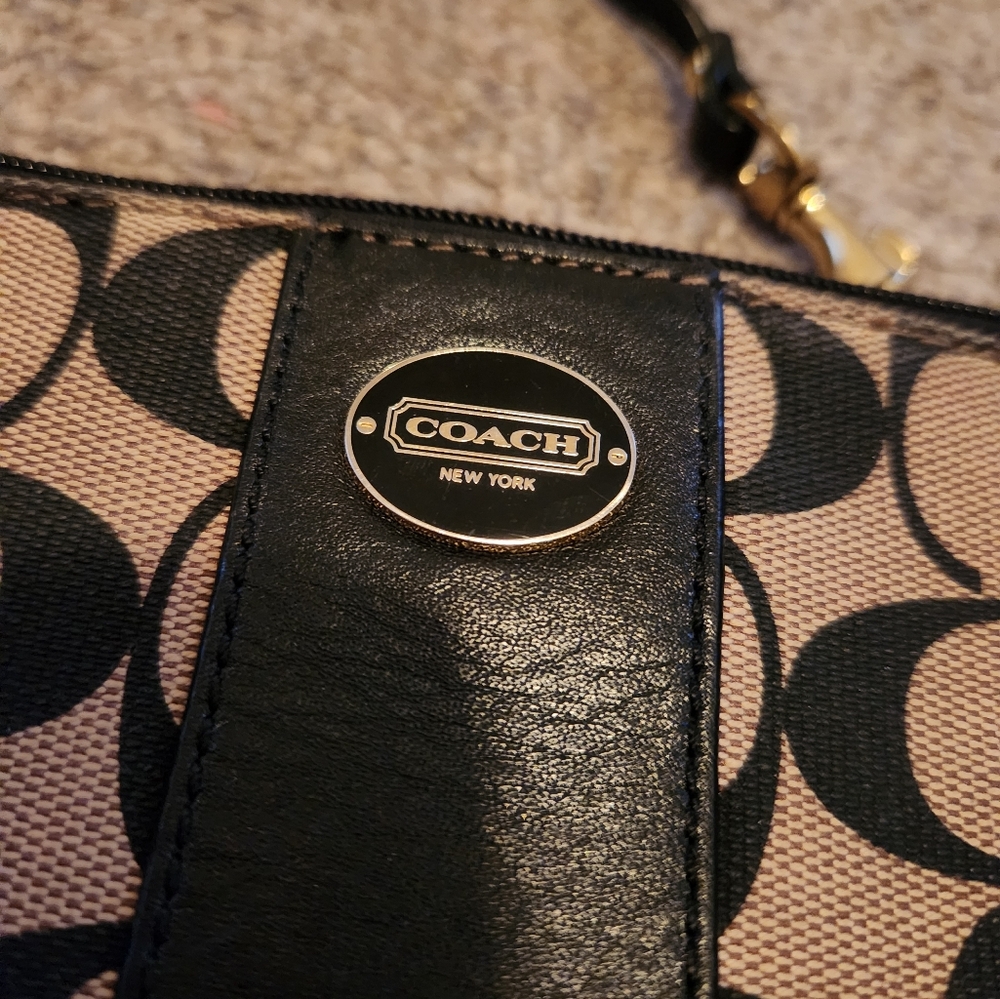 Coach wristlet - Picture 3 of 5